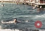 Standbild Outdoor Swimmingpool in England England, 1943, aus Sekunde 43 historischem Filmmaterial Videoclip 65675062853