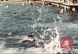 Standbild Outdoor Swimmingpool in England England, 1943, aus Sekunde 44 historischem Filmmaterial Videoclip 65675062853