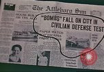 Standbild Air Raid-Warnung United States USA, 1942, aus Sekunde 42 historischem Filmmaterial Videoclip 65675062908