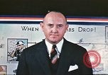 Standbild Air Raid-Warnung United States USA, 1942, aus Sekunde 11 historischem Filmmaterial Videoclip 65675062909