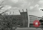 Standbild Luftbrückendenkmals Berlin Deutschland, 1959, aus Sekunde 32 historischem Filmmaterial Videoclip 65675062919