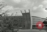 Standbild Luftbrückendenkmals Berlin Deutschland, 1959, aus Sekunde 35 historischem Filmmaterial Videoclip 65675062919