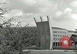 Standbild Luftbrückendenkmals Berlin Deutschland, 1959, aus Sekunde 41 historischem Filmmaterial Videoclip 65675062919