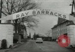 Standbild Elvis Presley Entlassung aus der Armee Friedberg Deutschland, 1960, aus Sekunde 1 historischem Filmmaterial Videoclip 65675062926