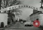 Standbild Elvis Presley Entlassung aus der Armee Friedberg Deutschland, 1960, aus Sekunde 5 historischem Filmmaterial Videoclip 65675062926