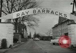Standbild Elvis Presley Entlassung aus der Armee Friedberg Deutschland, 1960, aus Sekunde 6 historischem Filmmaterial Videoclip 65675062926