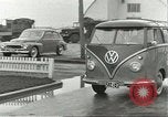 Standbild Elvis Presley Entlassung aus der Armee Friedberg Deutschland, 1960, aus Sekunde 9 historischem Filmmaterial Videoclip 65675062926