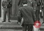Standbild Elvis Presley Entlassung aus der Armee Friedberg Deutschland, 1960, aus Sekunde 20 historischem Filmmaterial Videoclip 65675062926