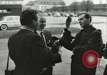 Standbild Elvis Presley Entlassung aus der Armee Friedberg Deutschland, 1960, aus Sekunde 24 historischem Filmmaterial Videoclip 65675062926