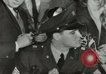 Standbild Elvis Presley Entlassung aus der Armee Friedberg Deutschland, 1960, aus Sekunde 34 historischem Filmmaterial Videoclip 65675062926