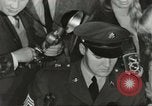 Standbild Elvis Presley Entlassung aus der Armee Friedberg Deutschland, 1960, aus Sekunde 35 historischem Filmmaterial Videoclip 65675062926