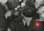 Standbild Elvis Presley Entlassung aus der Armee Friedberg Deutschland, 1960, aus Sekunde 36 historischem Filmmaterial Videoclip 65675062926