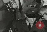 Standbild Elvis Presley Entlassung aus der Armee Friedberg Deutschland, 1960, aus Sekunde 37 historischem Filmmaterial Videoclip 65675062926