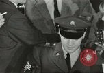 Standbild Elvis Presley Entlassung aus der Armee Friedberg Deutschland, 1960, aus Sekunde 39 historischem Filmmaterial Videoclip 65675062926