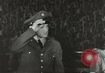 Standbild Elvis Presley Entlassung aus der Armee Friedberg Deutschland, 1960, aus Sekunde 42 historischem Filmmaterial Videoclip 65675062926