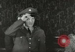 Standbild Elvis Presley Entlassung aus der Armee Friedberg Deutschland, 1960, aus Sekunde 43 historischem Filmmaterial Videoclip 65675062926