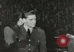 Standbild Elvis Presley Entlassung aus der Armee Friedberg Deutschland, 1960, aus Sekunde 45 historischem Filmmaterial Videoclip 65675062926