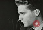 Standbild Elvis Presley Entlassung aus der Armee Friedberg Deutschland, 1960, aus Sekunde 49 historischem Filmmaterial Videoclip 65675062926
