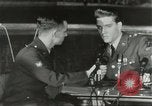 Standbild Elvis Presley Entlassung aus der Armee Friedberg Deutschland, 1960, aus Sekunde 51 historischem Filmmaterial Videoclip 65675062926