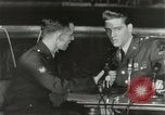 Standbild Elvis Presley Entlassung aus der Armee Friedberg Deutschland, 1960, aus Sekunde 52 historischem Filmmaterial Videoclip 65675062926