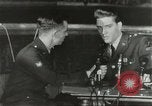 Standbild Elvis Presley Entlassung aus der Armee Friedberg Deutschland, 1960, aus Sekunde 53 historischem Filmmaterial Videoclip 65675062926