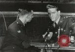 Standbild Elvis Presley Entlassung aus der Armee Friedberg Deutschland, 1960, aus Sekunde 54 historischem Filmmaterial Videoclip 65675062926