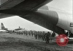 Standbild amerikanischen Fallschirmjäger Europa, 1960, aus Sekunde 18 historischem Filmmaterial Videoclip 65675062927
