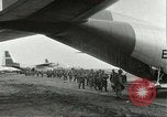 Standbild amerikanischen Fallschirmjäger Europa, 1960, aus Sekunde 21 historischem Filmmaterial Videoclip 65675062927