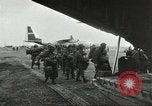 Standbild amerikanischen Fallschirmjäger Europa, 1960, aus Sekunde 25 historischem Filmmaterial Videoclip 65675062927