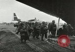 Standbild amerikanischen Fallschirmjäger Europa, 1960, aus Sekunde 26 historischem Filmmaterial Videoclip 65675062927