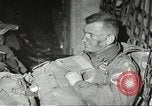 Standbild amerikanischen Fallschirmjäger Europa, 1960, aus Sekunde 35 historischem Filmmaterial Videoclip 65675062927