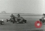 Standbild Go-karts Racing Lakenheath in England, 1960, aus Sekunde 45 historischem Filmmaterial Videoclip 65675062929
