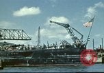 Standbild USS Nevada verlassen drydock nach Reparaturen Pearl Harbor Hawaii USA, 1942, aus Sekunde 10 historischem Filmmaterial Videoclip 65675062939