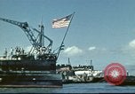 Standbild USS Nevada verlassen drydock nach Reparaturen Pearl Harbor Hawaii USA, 1942, aus Sekunde 20 historischem Filmmaterial Videoclip 65675062939