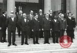 Immagine di American dignitari Parigi Francia, 1957, secondo 44 filmato di repertorio 65675062964