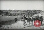 Standbild kleiner Junge zu Fuß und mit Kamelen Amman Transjordan, 1945, aus Sekunde 13 historischem Filmmaterial Videoclip 65675062976