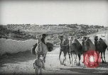 Standbild kleiner Junge zu Fuß und mit Kamelen Amman Transjordan, 1945, aus Sekunde 17 historischem Filmmaterial Videoclip 65675062976
