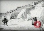 Standbild kleiner Junge zu Fuß und mit Kamelen Amman Transjordan, 1945, aus Sekunde 25 historischem Filmmaterial Videoclip 65675062976
