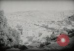 Standbild kleiner Junge zu Fuß und mit Kamelen Amman Transjordan, 1945, aus Sekunde 39 historischem Filmmaterial Videoclip 65675062976