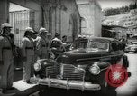 Immagine di L'emiro e funzionari frequentare le preghiere del venerdì Amman Transgiordania, 1945, secondo 45 filmato di repertorio 65675062977