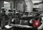 Immagine di L'emiro e funzionari frequentare le preghiere del venerdì Amman Transgiordania, 1945, secondo 51 filmato di repertorio 65675062977