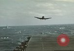 Immagine di US Navy aerei operativi nella battaglia di Midway Oceano Pacifico, 1942, secondo 4 filmato di repertorio 65675063000
