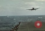 Immagine di US Navy aerei operativi nella battaglia di Midway Oceano Pacifico, 1942, secondo 6 filmato di repertorio 65675063000