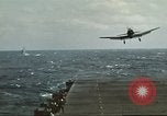Immagine di US Navy aerei operativi nella battaglia di Midway Oceano Pacifico, 1942, secondo 7 filmato di repertorio 65675063000