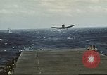 Immagine di US Navy aerei operativi nella battaglia di Midway Oceano Pacifico, 1942, secondo 16 filmato di repertorio 65675063000