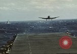 Immagine di US Navy aerei operativi nella battaglia di Midway Oceano Pacifico, 1942, secondo 17 filmato di repertorio 65675063000
