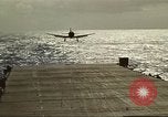 Immagine di US Navy aerei operativi nella battaglia di Midway Oceano Pacifico, 1942, secondo 42 filmato di repertorio 65675063000