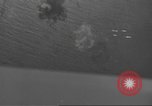 Standbild Bombardierung von Ballale Insel Ballale Salomonen, 1943, aus Sekunde 17 historischem Filmmaterial Videoclip 65675063012