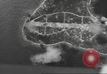 Standbild Bombardierung von Ballale Insel Ballale Salomonen, 1943, aus Sekunde 30 historischem Filmmaterial Videoclip 65675063012