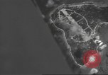 Standbild Bombardierung von Ballale Insel Ballale Salomonen, 1943, aus Sekunde 42 historischem Filmmaterial Videoclip 65675063012
